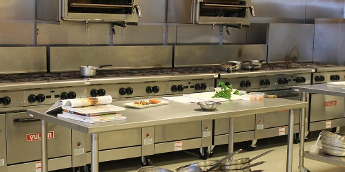 Cucine professionali: la normativa di riferimento e le caratteristiche dei luoghi di installazione
